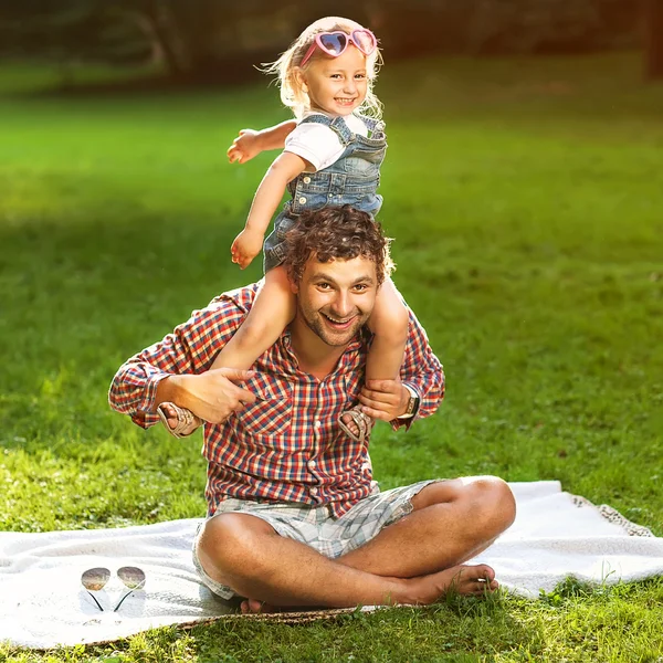 Baba ve kız aşık parkta oynarken — Stok fotoğraf