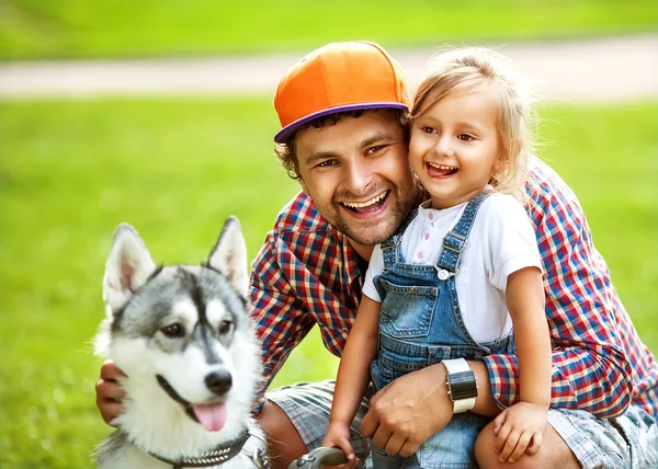 Pai e filha brincando no parque no amor com Dog Husky — Fotografia de Stock