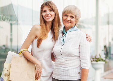 Yetişkin anne ve kızı 