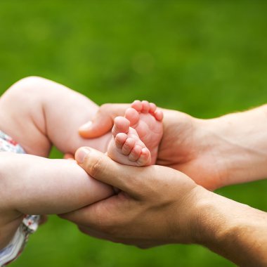 Bebe ayak babalar ellerini götürdü..