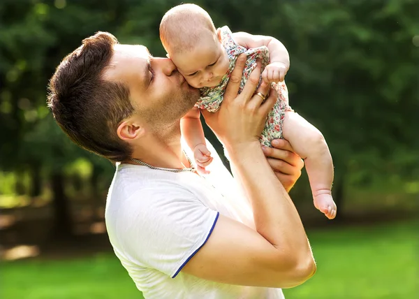 Parkta oynarken kızı baba ve bebek — Stok fotoğraf