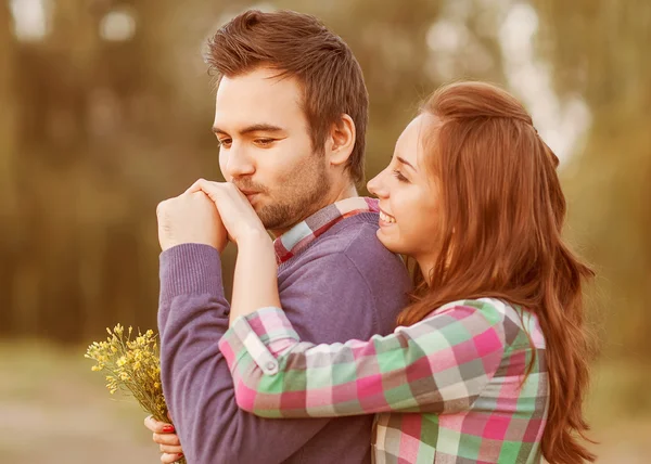 Mann küsst dem Mädchen die Hand — Stockfoto