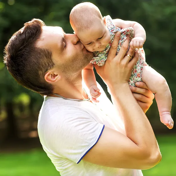 Vader en baby dochter spelen in het park — Stockfoto