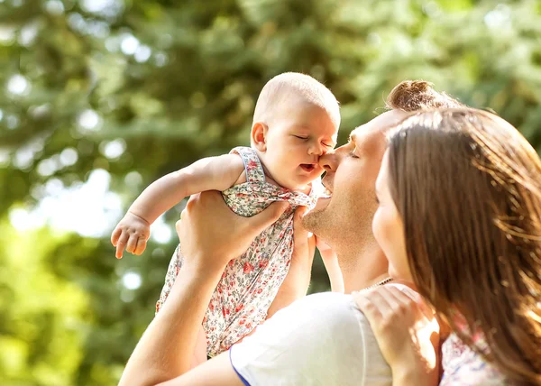 Parents avec bébé dans le parc — Photo