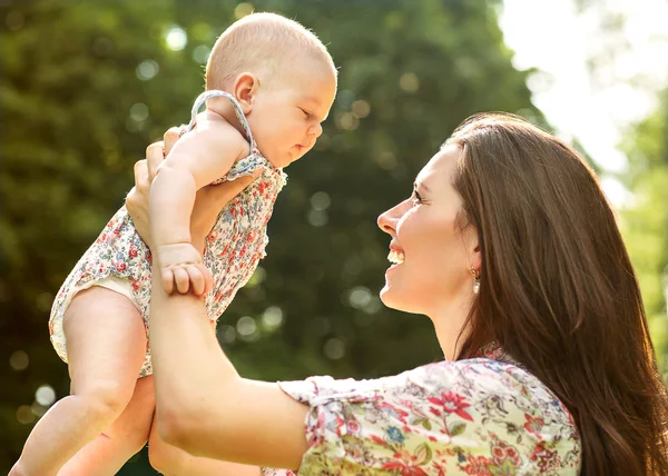 Retrato de feliz madre cariñosa y su bebé al aire libre —  Fotos de Stock