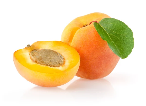 Rijp abrikozen met blad — Stockfoto