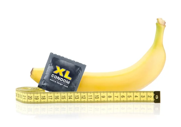 Żółty banan z prezerwatywy i taśma pomiarowa — Zdjęcie stockowe