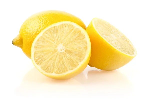 Лимон з половиною на білому тлі — стокове фото