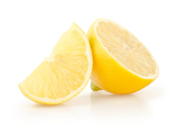 Citron nakrájíme na plátky a polovinu na bílém pozadí — Stock fotografie