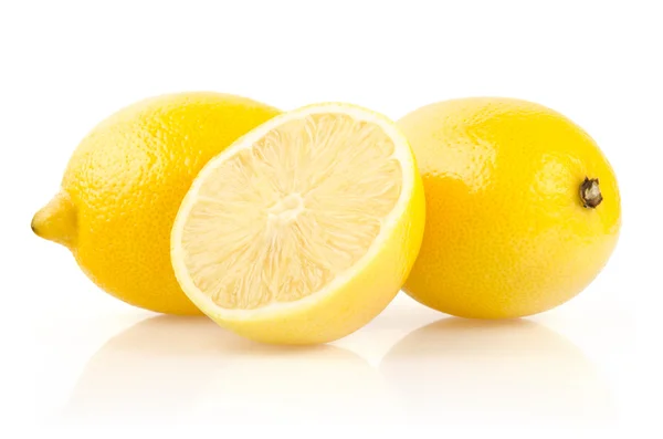 Лимоны с половинкой на белом фоне — стоковое фото