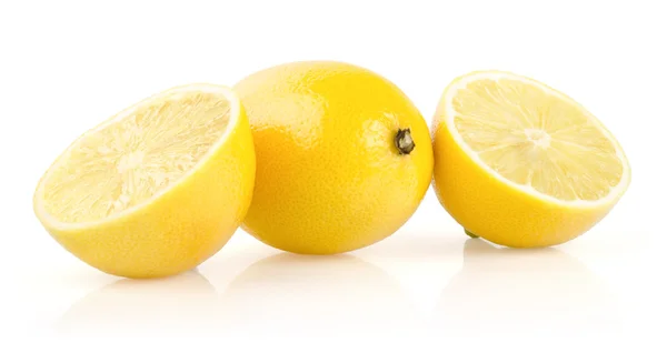 Citron med hälften på vit bakgrund — Stockfoto