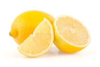 limon dilimi ve yarı beyaz zemin üzerine