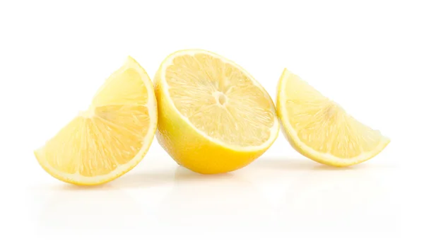 Лимонные ломтики и половина на белом фоне — стоковое фото