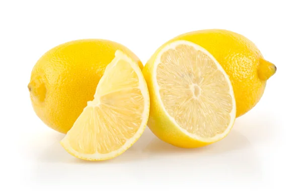 Λεμόνια με μισό και φέτα σε άσπρο φόντο — Φωτογραφία Αρχείου