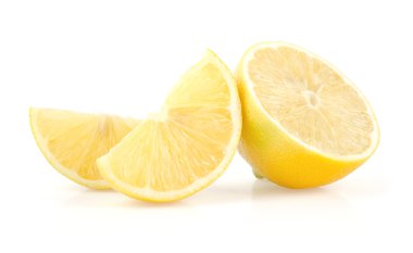 limon dilimleri ve yarı beyaz zemin üzerine