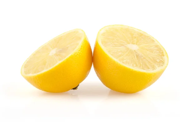 Halv citron på vit bakgrund — Stockfoto