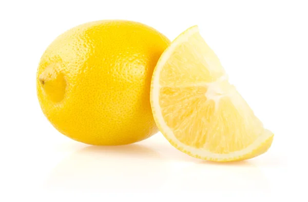 Limão e fatia em fundo branco — Fotografia de Stock