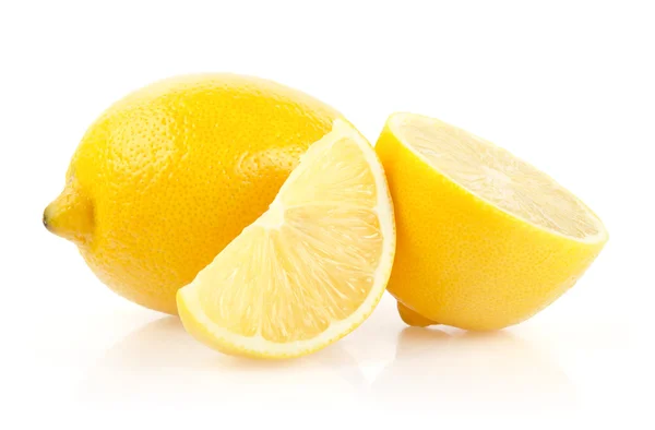 Zitronen mit Hälfte und Scheibe auf weißem Hintergrund — Stockfoto