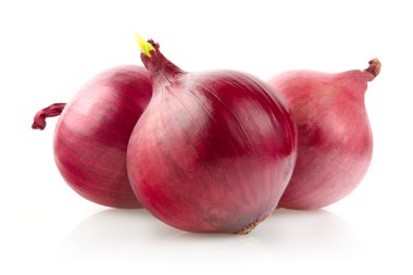 Beyaz arkaplanda kırmızı soğanlar