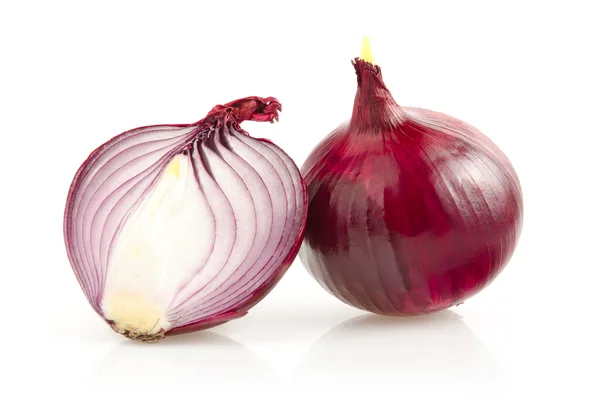 Cebolla roja con la mitad sobre fondo blanco —  Fotos de Stock