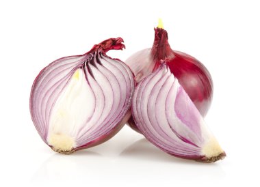 Beyaz arkaplanda kırmızı soğanlar