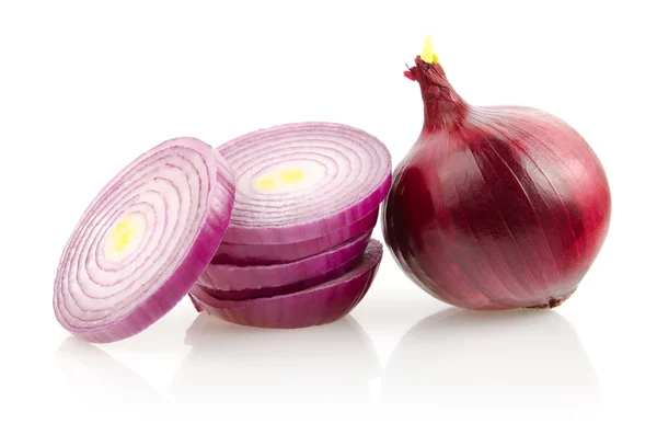 Cebolla roja y rodajas sobre fondo blanco — Foto de Stock