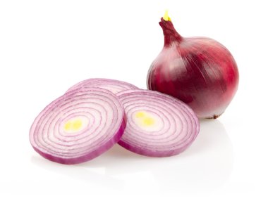 Kırmızı soğan ve beyaz zemin üzerine soğan halkası