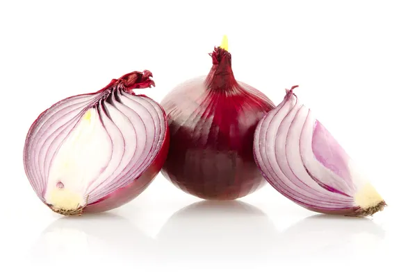 Cebola vermelha com metade no fundo branco — Fotografia de Stock