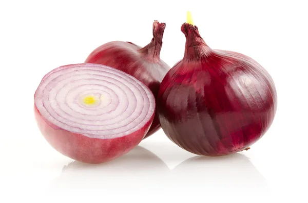 Cebolla roja con la mitad sobre fondo blanco —  Fotos de Stock