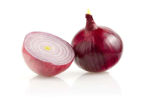 Cebolla roja con la mitad sobre fondo blanco —  Fotos de Stock