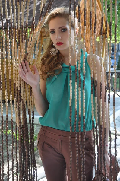 Menina bonita olhando para a câmera — Fotografia de Stock