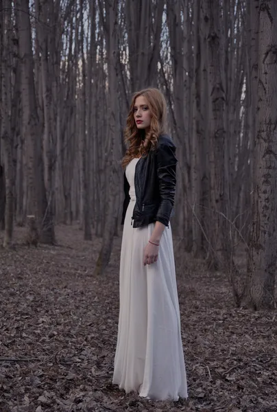 Таємнича жінка стоїть в лісі — стокове фото