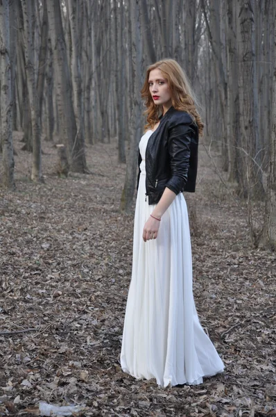 Таинственная женщина стоит в лесу — стоковое фото