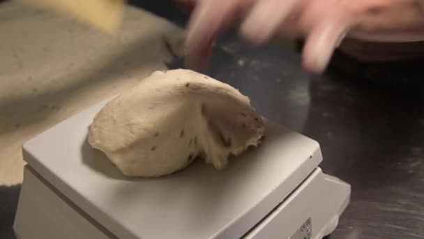 Primer plano de pesar la masa antes de hornear el pan. Panadería artesanal. Trabajo profesional rápido de panaderos — Vídeos de Stock