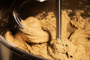 Hamuru yoğurma makinesi yoğurur..