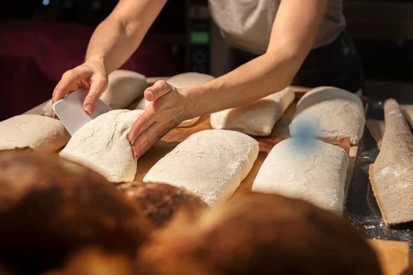 Zbliżenie żeńskich rąk ugniatających ciasto do pieczenia chleba rzemieślniczego w piekarni domowej — Zdjęcie stockowe