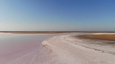 Pembe Tuz Gölü 'nde havadan aşağıya doğru eğimli. Sinematik film tahılları. İyi akşamlar. Doğal üretilmiş Sağlıklı Pembe Tuz