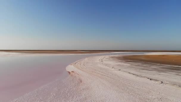 Vista aérea inclinada hacia abajo en Pink Salt Lake. Grano de película cinematográfica. Un disparo nocturno. Sal Rosa Saludable Producida Naturalmente — Vídeo de stock