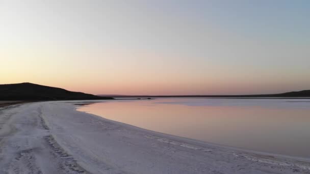 Vista aerea verso il basso inclinato in basso a chiave Pink Salt Lake. Pellicola cinematografica. Sparatoria serale. Sale rosa sano prodotto naturalmente — Video Stock