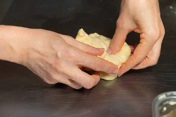 Close-up de mãos femininas amassar massa para fazer pão artesanal em casa padaria — Fotografia de Stock