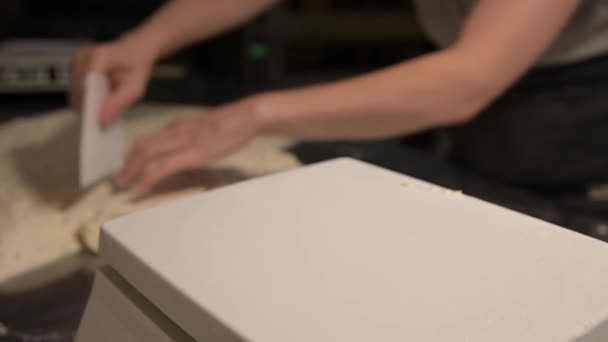 Zbliżenie ważenia ciasta przed pieczeniem chleba. Piekarnia rękodzieła. Szybka profesjonalna praca piekarzy — Wideo stockowe