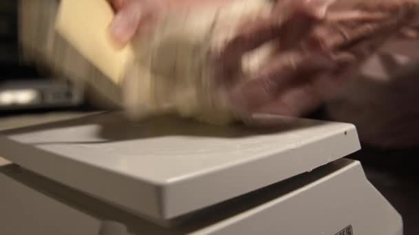 Primer plano de pesar la masa antes de hornear el pan. Panadería artesanal. Trabajo profesional rápido de panaderos — Vídeos de Stock