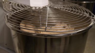 Koruyucu bir metal örgüden bak. Yoğurucu ev yapımı ekmek pişirmek için hamuru yoğurur. 4k çözünürlüğü