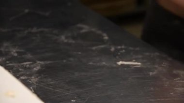 Ekmek pişirmeden önce hamur tartmaya yakın çekim. Fırın işi. Fırıncıların Hızlı Profesyonel Çalışması