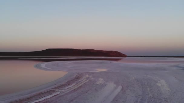 低键粉色盐湖里的空中景色向下倾斜.电影胶片颗粒。晚上拍摄。天然生产的健康粉红盐 — 图库视频影像