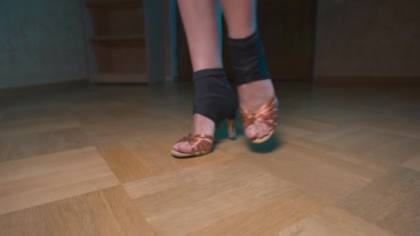 Primer plano de las piernas de la joven caucásica en zapatos para baile deportivo de salón. calentamiento. — Vídeos de Stock