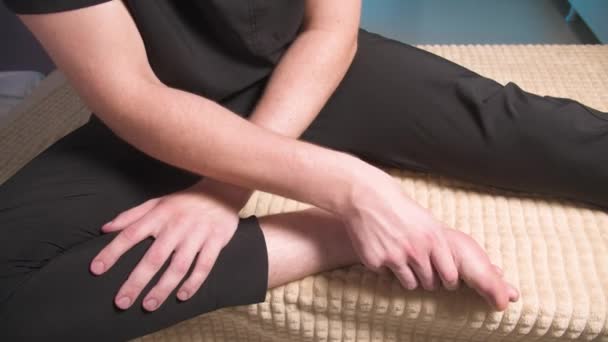 Close-up van zelfmassage voeten. Een man masseert zijn voet. preventie van platte voeten — Stockvideo