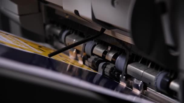 Detailní záběr fungování výstupního mechanismu průmyslové tiskárny. Konec papíru po vytištění — Stock video