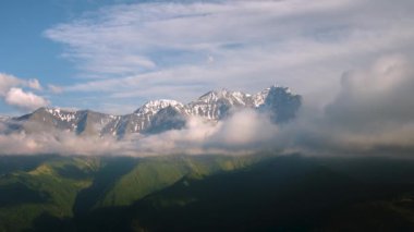 Yaz mevsiminde akşam dağlarının zamanı yeşil çimenler ve telefoto lensinde akan bulutlar. Doğal dağ arkaplanı