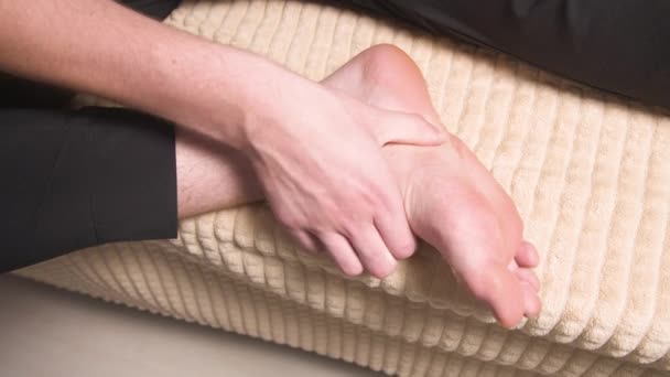 Gros plan des pieds auto-massants. un homme se masse le pied. prévention des pieds plats — Video